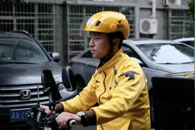 送外卖的“51岁前行长”，让我想到了那位48岁失业大龄高管图片