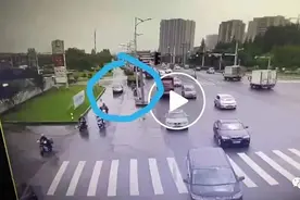 被路过的汽车溅了一身水，只能认了？他选择报警！结果很舒适图片