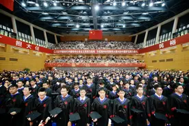 钟南山现身上海科技大学毕业典礼勉励青年学子图片