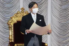 排队一个多月，日本天皇接种第一剂新冠疫苗图片