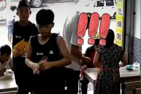 小学生进店吃饭看见老师坐里面扭头就跑，网友：太真实了视频封面