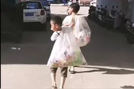 妈妈带娃捡瓶子体验赚钱不易，专家提醒：别搞成吓唬式教育图片