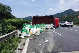 飞来横祸！高速路上半挂车轮胎突然脱落，对向车子遭了殃图片