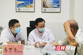 跟着院士坐皮肤科门诊 廖万清：“皮肤病不可怕，但要找准病因对症下药”图片