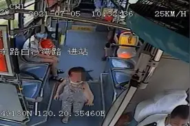 4岁娃娃被弄丢了，主动请公交司机停车，要下车找同行的奶奶图片