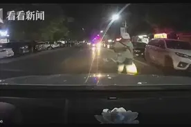 只顾玩手机不看路，“低头族”迎面撞上小车图片