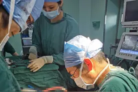 5岁男童摔下电动车颅内出血，但20小时后才出现呕吐，不得不做开颅手术图片