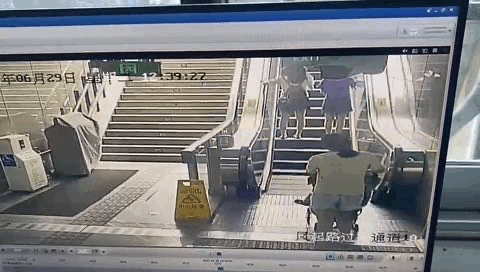 地铁口，杭州妈妈推婴儿车上电梯突然下滑！接下来的3秒钟令人热血沸腾图片