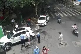 太危险！上海一4岁女童高温天被独自留在车内，大汗淋漓呼喊“妈妈”图片