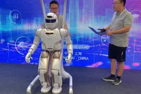 像人一样双脚行走！大型仿人服务机器人全球首发视频封面