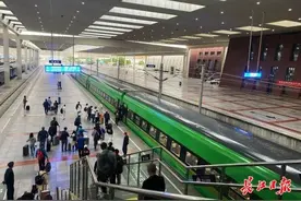拉林铁路通车了，这群西藏学生第一次坐上“复兴号”回家乡图片