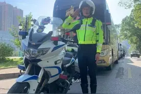 长沙失意小伙醉倒街头满脸血，被救助时突然崩溃大哭图片