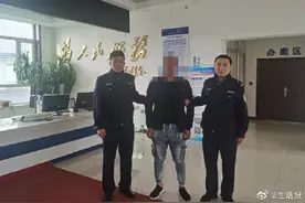 这对夫妻把路边的小牛犊“塞进”后备箱……图片