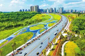 产业带动就业 环境留住人才 十年间，广安常住人口增长近5万人图片