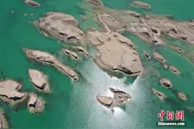 航拍青海柴达木腹地美轮美奂的水上雅丹图片
