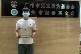 临危不惧！大三学生赤手空拳勇斗歹徒图片