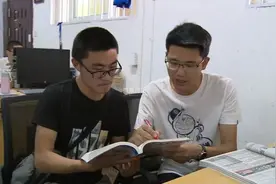 心疼！高考前一天父亲去世，男孩打工赚学费......图片