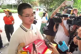 成都七中小伙儿收到今年四川首封录取通知书 来看看他说了什么视频封面