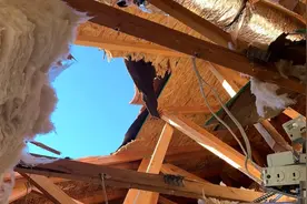 惊险！英军士兵跳伞时伞具未能完全打开，砸穿屋顶掉进别人家里图片