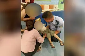 男童头卡木板床侧翻在地 民警单膝跪地支撑孩子身体半小时：警察是职业更是责任视频封面