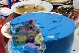 网红蛋糕吃完牙变蓝！当事人：用手摸了一下奶油，颜色就洗不掉了图片