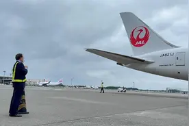 日本送台AZ疫苗，谢长廷又到机场作揖，台网友：够恶心图片