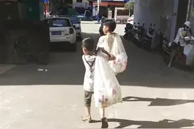 妈妈带娃捡瓶子体验赚钱不易，专家提醒：别搞成吓唬式教育图片