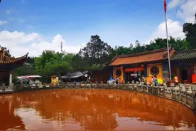 昆明黑龙潭水又“变脸”！这次直接变红了……图片