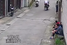 小学生横穿马路撞上电动车，小学生负全责。视频封面