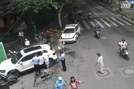高温天上海4岁女童被独留车内拒绝下车，满头大汗喊“妈妈”图片