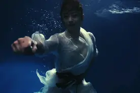 成都妹子水下打太极，网友惊呼：又美又飒图片