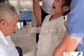 5岁脑瘫女孩跟妈妈说“对不起”，网友瞬间泪崩图片