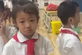 深圳小女孩做核酸采样认出医护是妈妈瞬间泪汪汪，伸手要抱抱图片