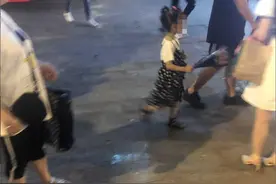 重庆九街现女童深夜卖花 当地妇联：已有专人跟进图片