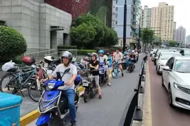 上海严查不戴头盔，违者处罚！这样“带”了头盔也要被罚……图片