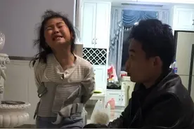 “我要跑着去上学！”​6岁女孩脊髓损伤不认命，如今奇迹般站立慢跑图片