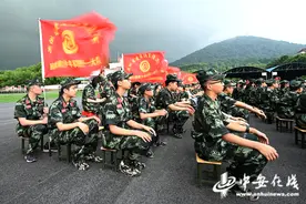 我省首个国防教育“少年军校”开班 两百余名军人子女体验“军事化夏令营”「图」图片