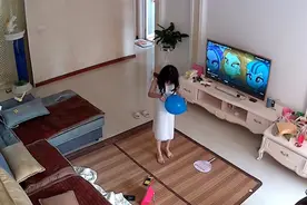 看电视被老妈警告，女孩用气球挡摄像头！爸爸：现实版“掩耳盗铃”图片