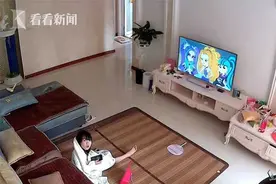 女儿看电视被老妈警告，之后的举动让人哭笑不得图片