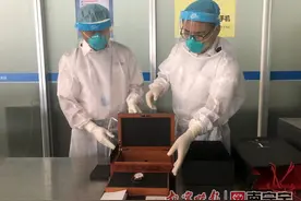 旅客违规携带价值27万元手表入境被海关查获图片