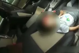 烈日下男童被家长独留车内睡觉浑身汗水 交警及时发现开窗唤醒图片