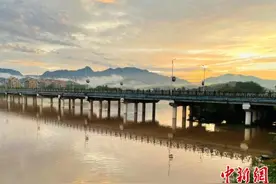 湖北远安天水共一色 晚霞美如画图片