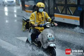你们辛苦了！成都外卖小哥冒雨送餐图片