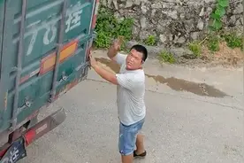 大货车走错路误蹭民房 女屋主直呼：没关系图片