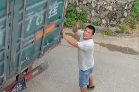 大货车走错路误蹭民房 女屋主直呼：没关系图片