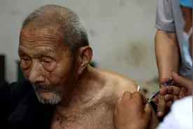 山东105岁老人成功接种新冠疫苗：“不疼，没感觉！”图片