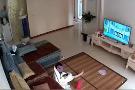 妈妈监控喊话孩子别看电视，湖北小姑娘用气球遮挡摄像头，结局：奖励几本字帖图片