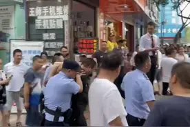 “出老千”被发现后恼羞成怒？四川乐山一男子街头伤人被警方控制图片