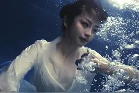 腰挂10斤铁块拍摄4小时，四川女孩水下打太极拳美出圈图片