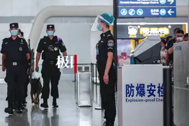 特警丈夫巡逻时遇见安检妻子，擦肩而过时两人的手势亮眼了图片